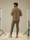 Men's jogger pantalón cargo mocca